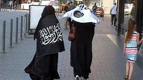 الداعشيات السلاح