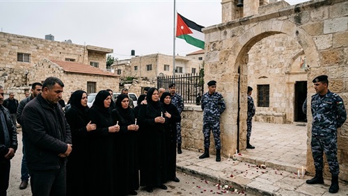 لوموند: اعتقال ثلاثة