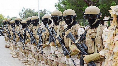الرايات السوداء بين