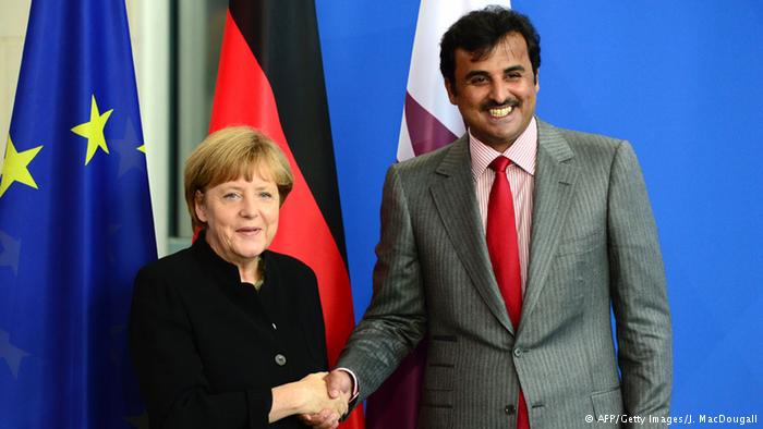 أمير قطر يدافع عن
