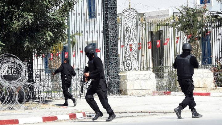الجنود ينتشرون حول