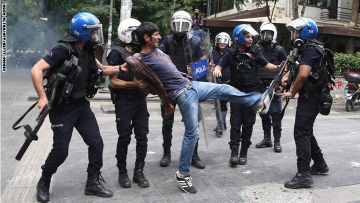 الشرطة تتعامل بعنف