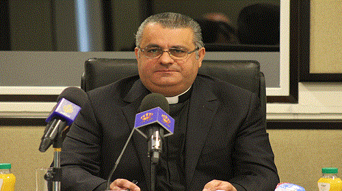 كاهن كاثوليكي يقدم